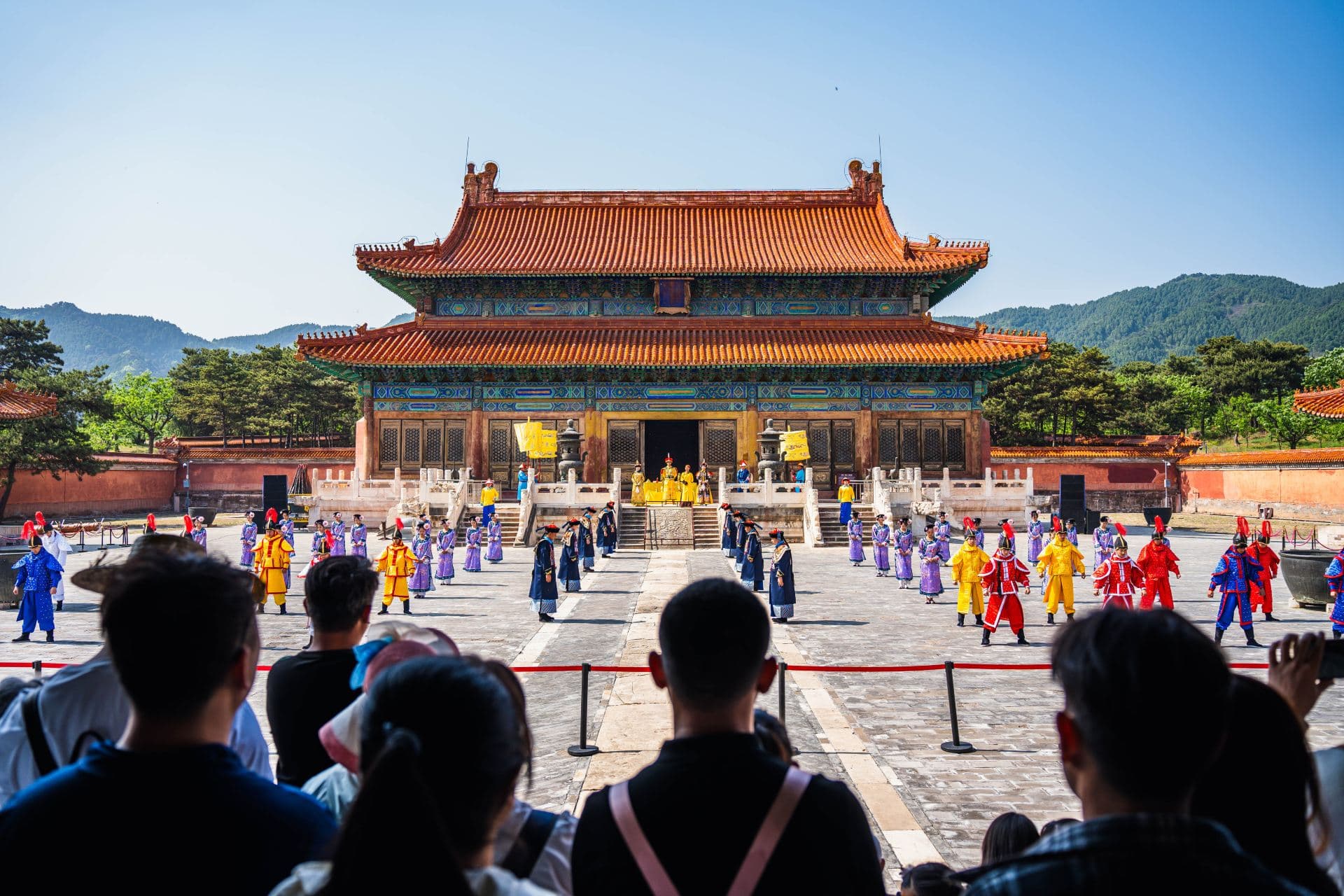 Zeremonie vor einem Pavillon mit gelbem Ziegeldach an den Östlichen Qing-Gräbern