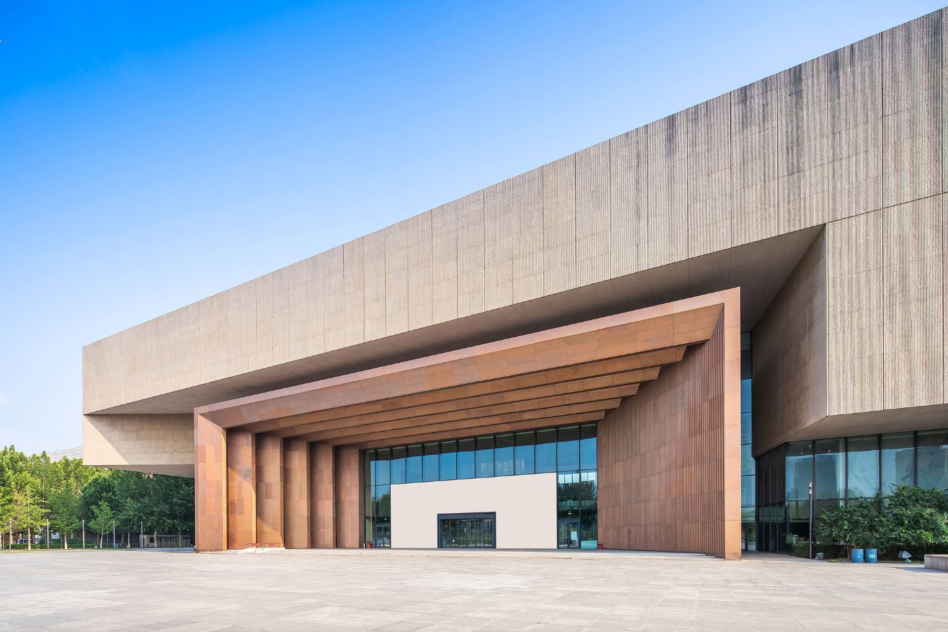 Hauptfassade des Tianjin Museums mit gestaffeltem Eingangsportal und Vorplatz.